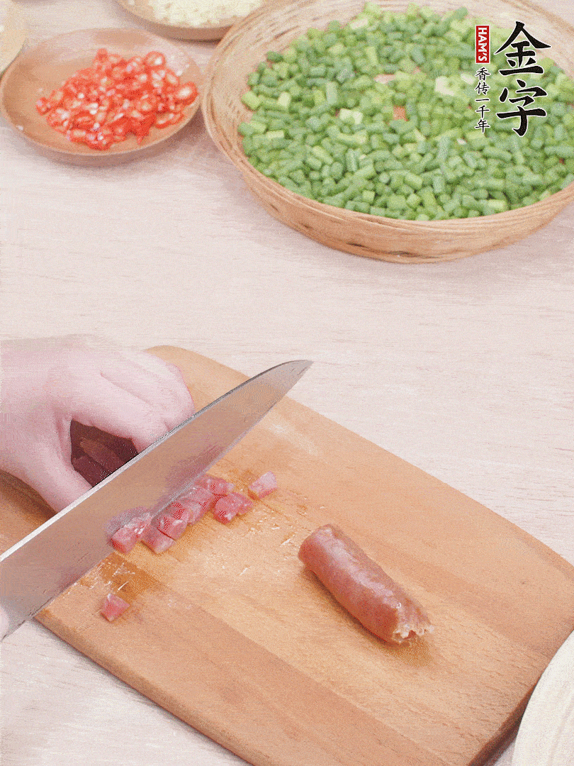 开云
香肠煮熟，切丁。