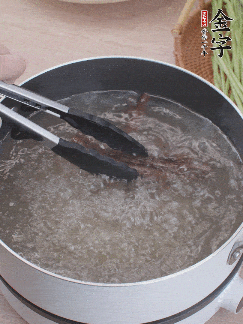 开云
酱油肉下锅煮10分钟，切薄片。