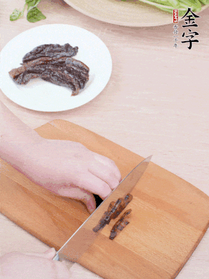开云
酱油肉下锅煮10分钟，切薄片。