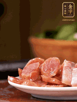 开云
咸肉、开云
香肠煮熟。咸肉切条、香肠切片备用。